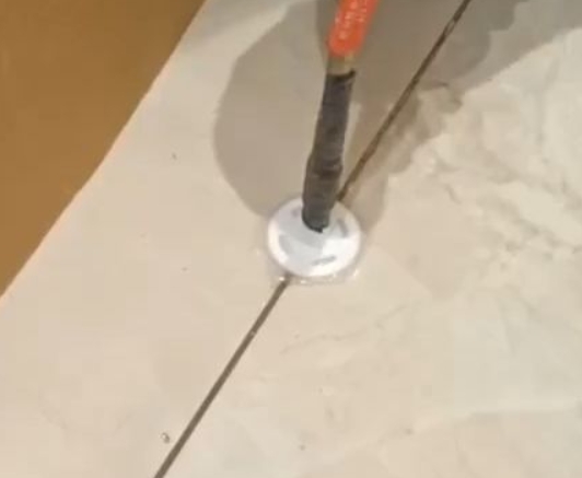 鼎城瓷砖空鼓维修公司专业解答瓷砖在铺贴过程中，如果没有涂抹均匀到位的粘结材料（如水泥砂浆或瓷砖胶），可能会导致以下问题