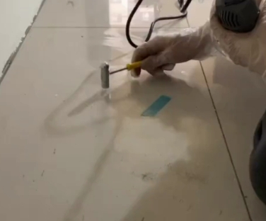 鼎城瓷砖开裂维修公司专业分享瓷砖在铺贴前如果没有沥干水分，将会导致以下问题
